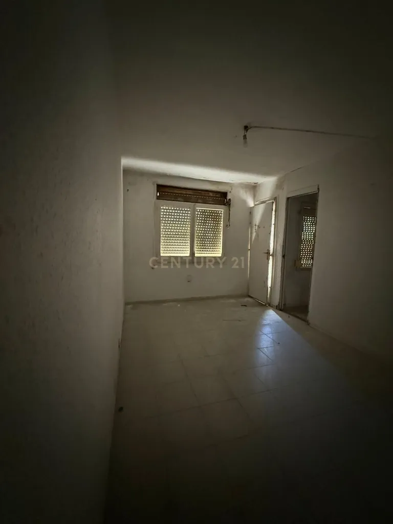 Pièces - Apartment with Balcony for Renovation in Centre