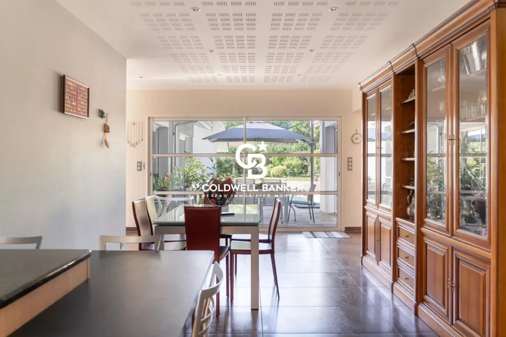 Dining Room - Villa with Pool in Lakeside Setting