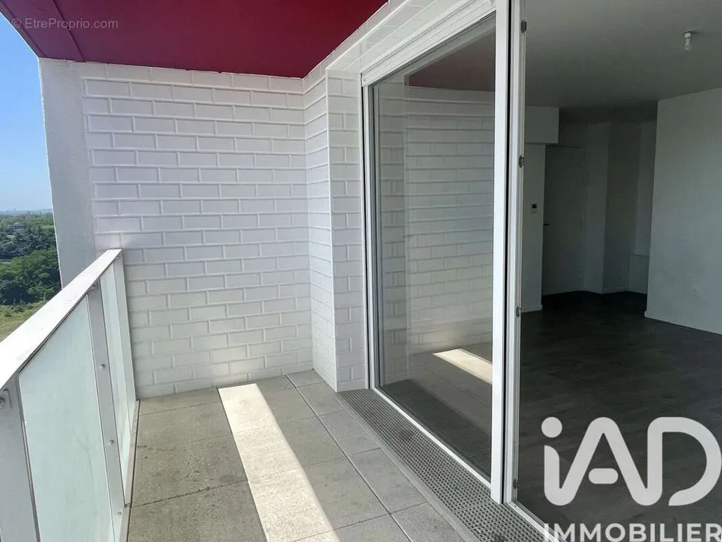 Modern Apartment with Balcony in Evry