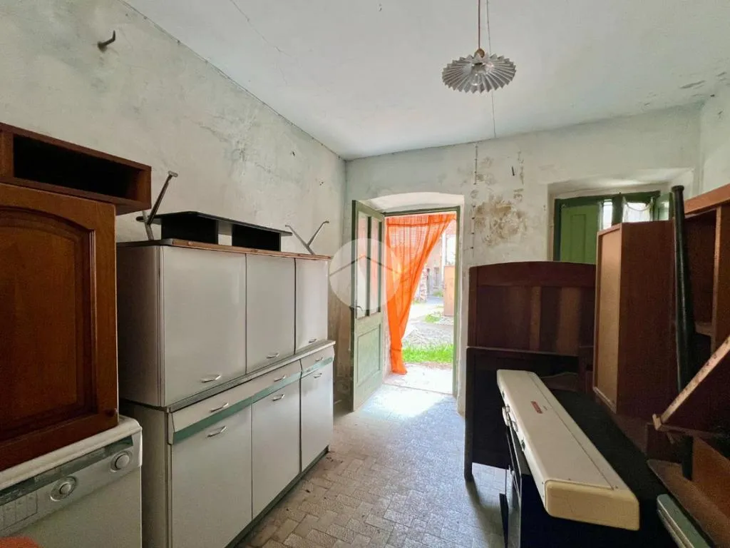Cucina - Casa di corte da ristrutturare con box a Balangero