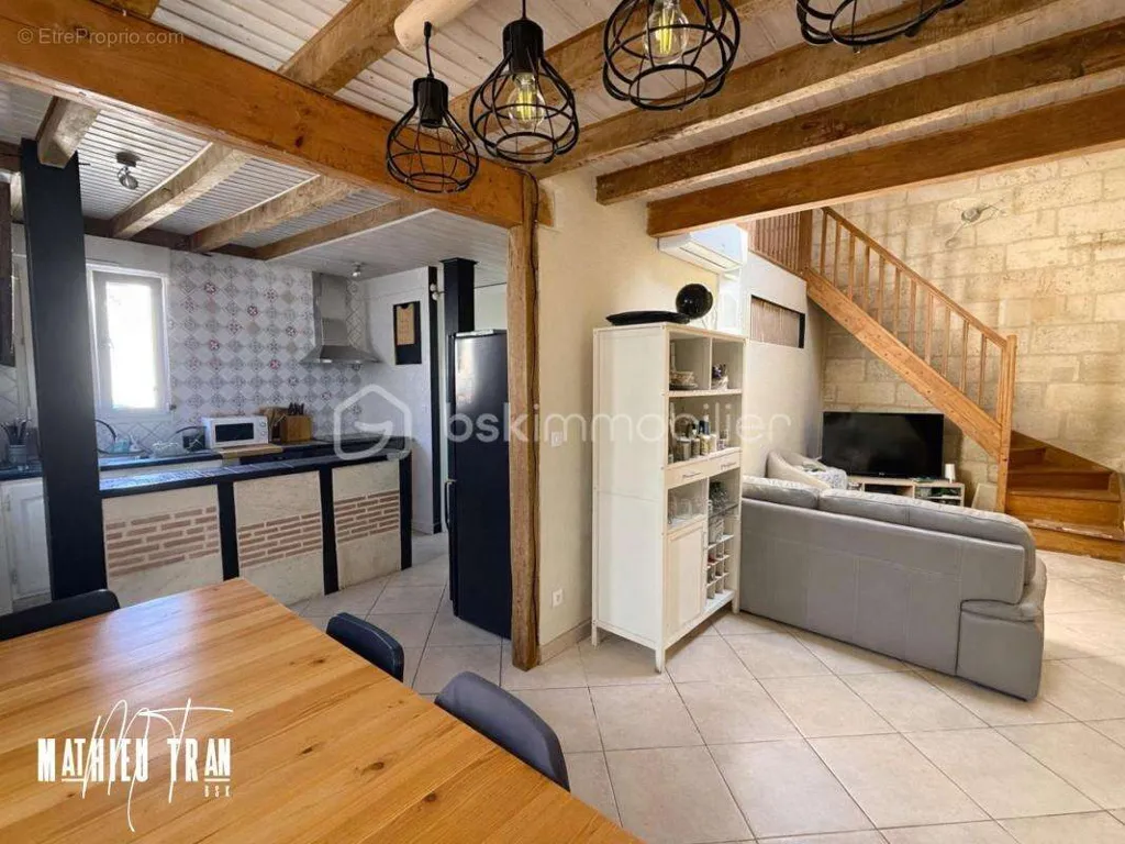 Salle à manger - Maison de Ville avec Balcon et Parking à Proximité