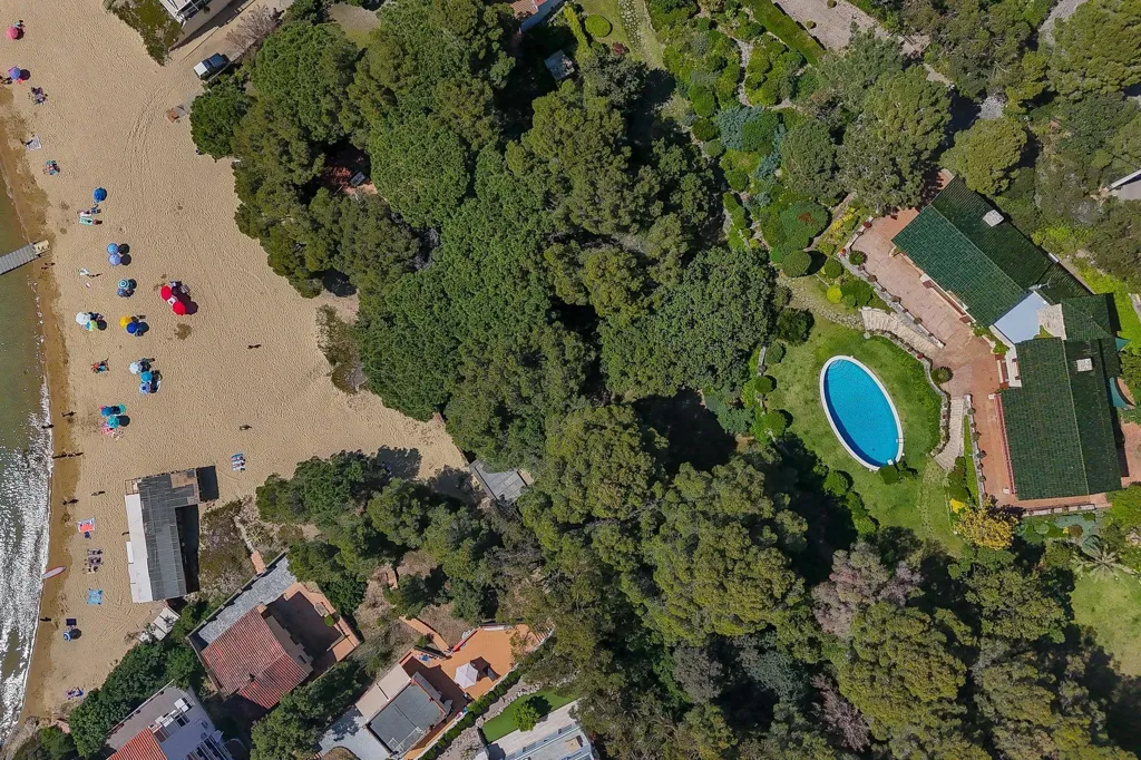 Vista aerea - Seafront Estate with Beach Access in Almadraba