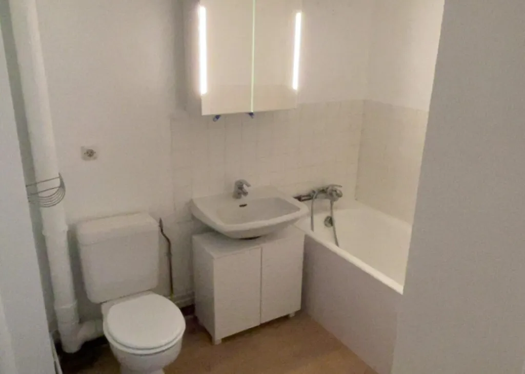 Salles de bain - Studio avec Balcon et Parking au Centre de Tours