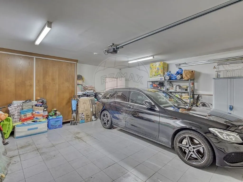 Garage - Contemporary House with Terrace in Castêlo da Maia