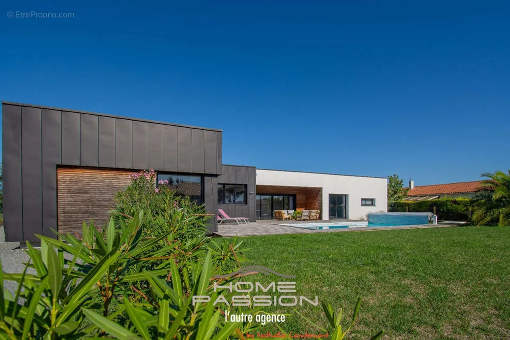 Maison 8 pièces à Cozes