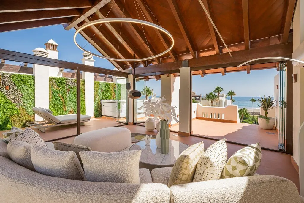 Terrasse - Beachfront Penthouse with Rooftop Spa in Estepona