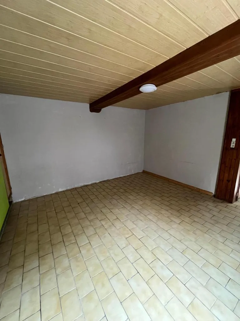 Pièces - Maison en Pierre avec Jardin à Rénover