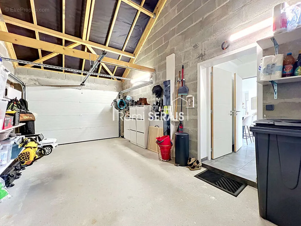 Garage - Maison Récemment Construite avec Terrasse à Domfront