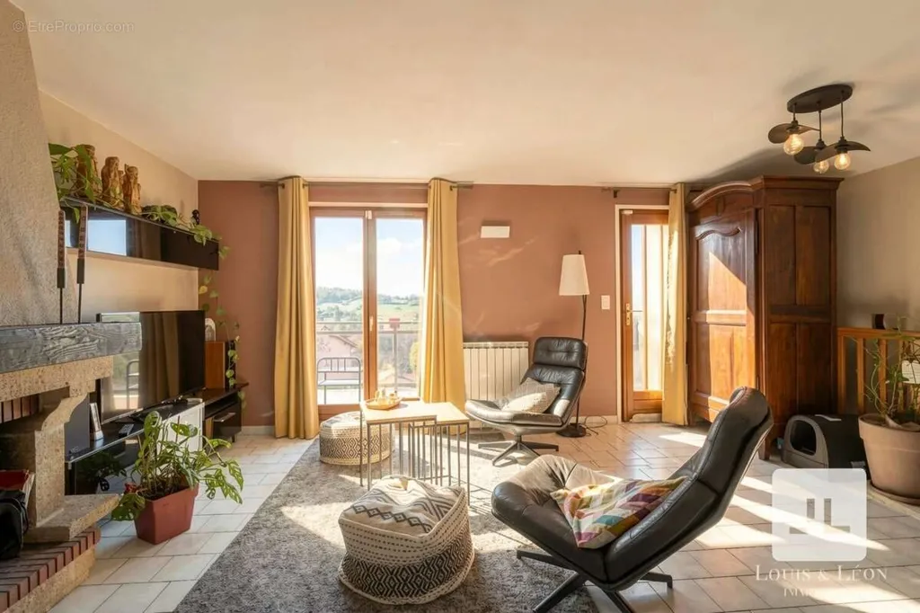Séjour - Maison Atypique avec Piscine à Lissieu