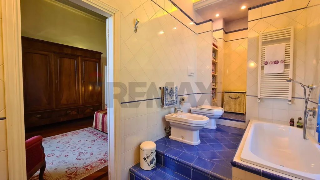 Salles de bain - Historic Villa with Panoramic Terrace in Lastra a Signa