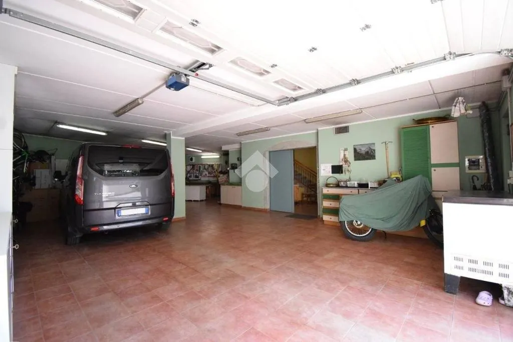 Garage - Luxury Villa with Private Garden in Brugherio
