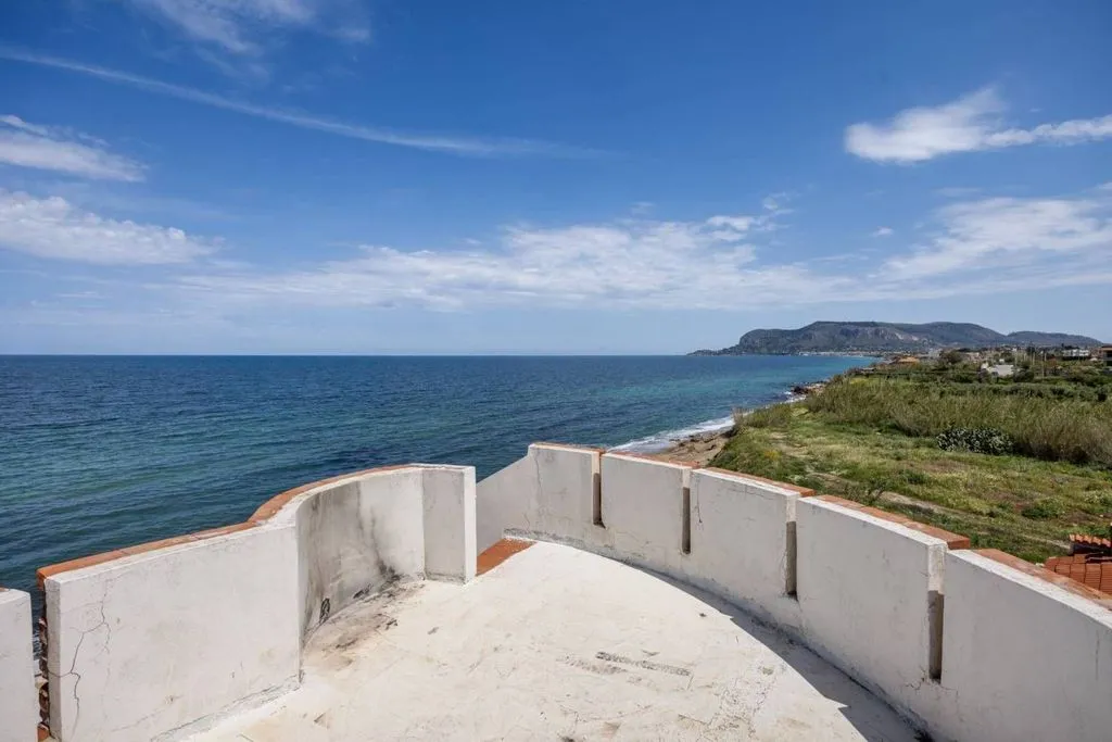 Terrasse - Beachfront Villa with Historic Character in Palermo