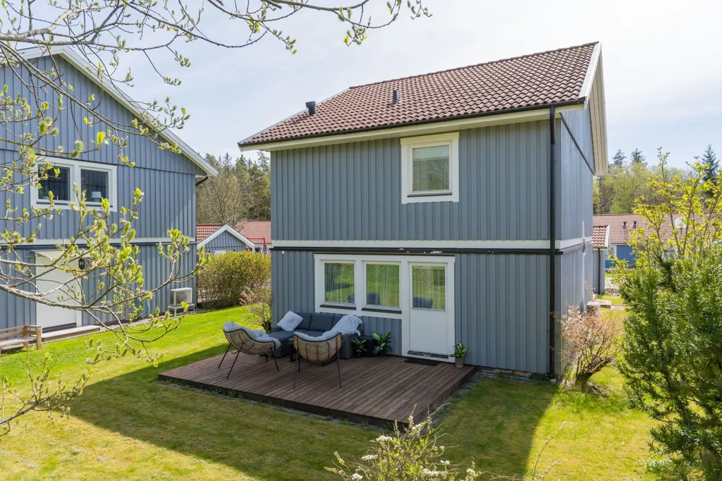 Exterior - Terraced House with Two Balconies in Dalsjöfors