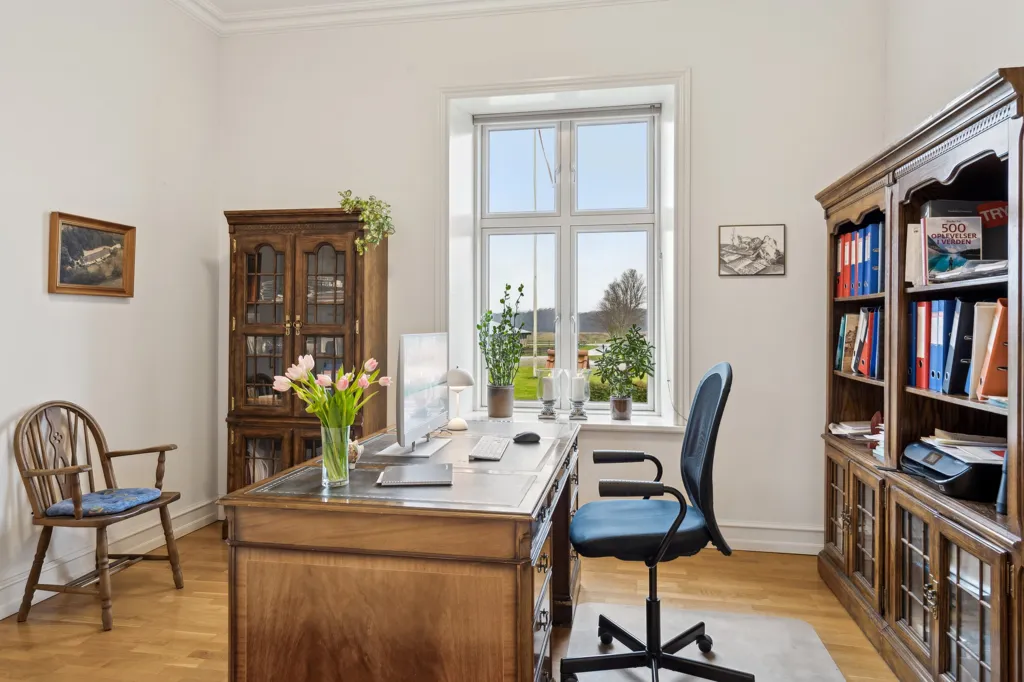 Office - Historic Manor with Garden in Midtsjælland