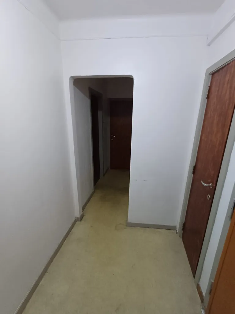 Hallway - Spacious 2-Bedroom Apartment in Charleroi Centre