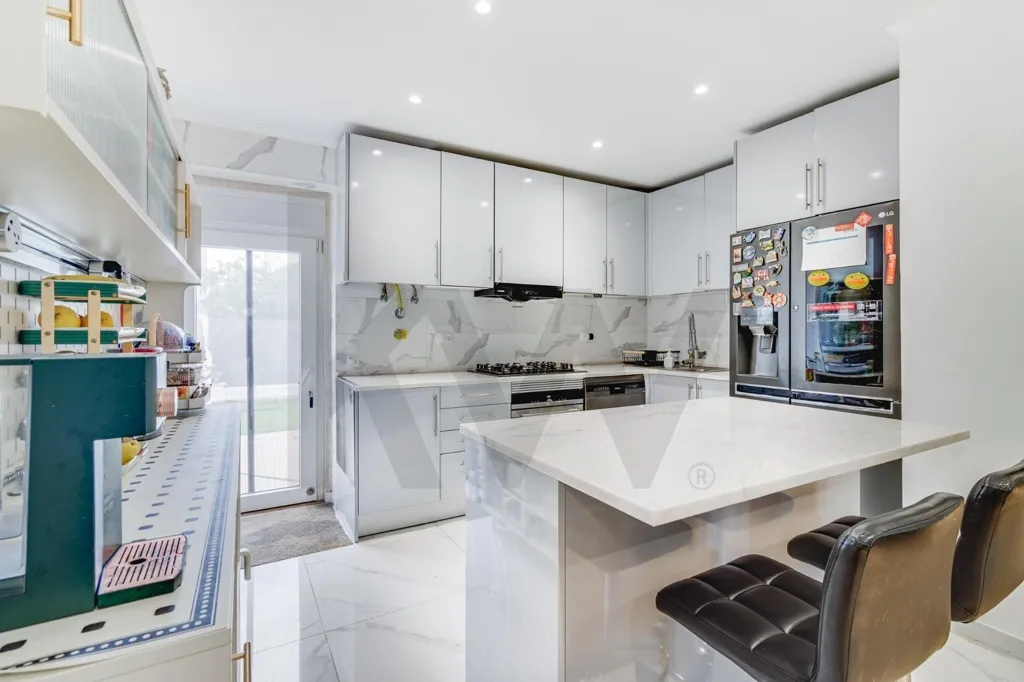 Kitchen - Central Benfica House with Pool