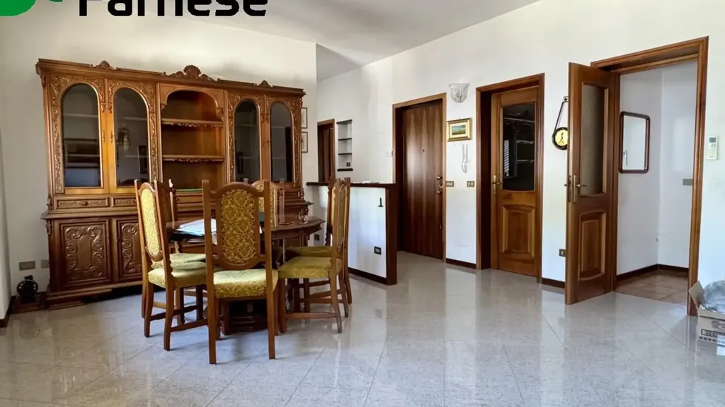 Salle à manger - Spacious Apartment with Balcony in Piacenza