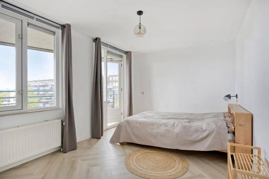 Chambres - 4-Bedroom Gallery Flat with Balcony in Green Area