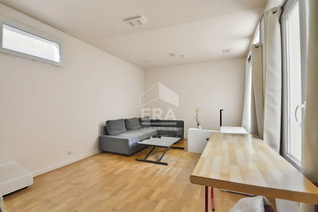 Elutuba - Atypical Duplex Flat near Passages, Rue Diaz