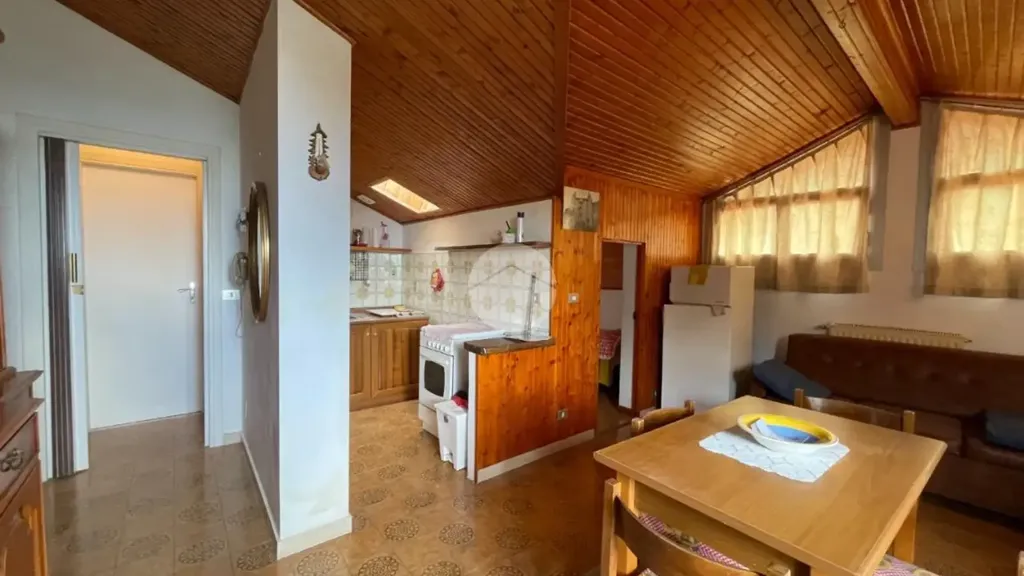 Salle à manger - Bright 2-Bedroom Apartment with Lift in Baiardo