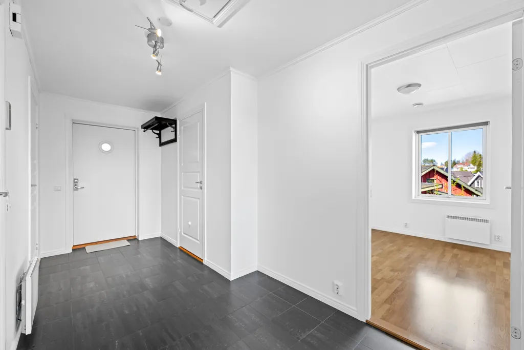 Esik - Well-Maintained 3-Bed Flat with Garage in Family-Friendly Area