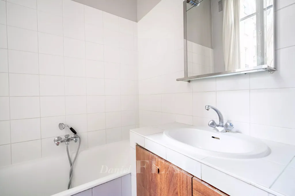 Vannitoad - 3-Bed Apartment with Balcony in Paris 6th