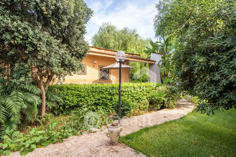 Jardin - Villa with Private Garden in Mondello, Palermo