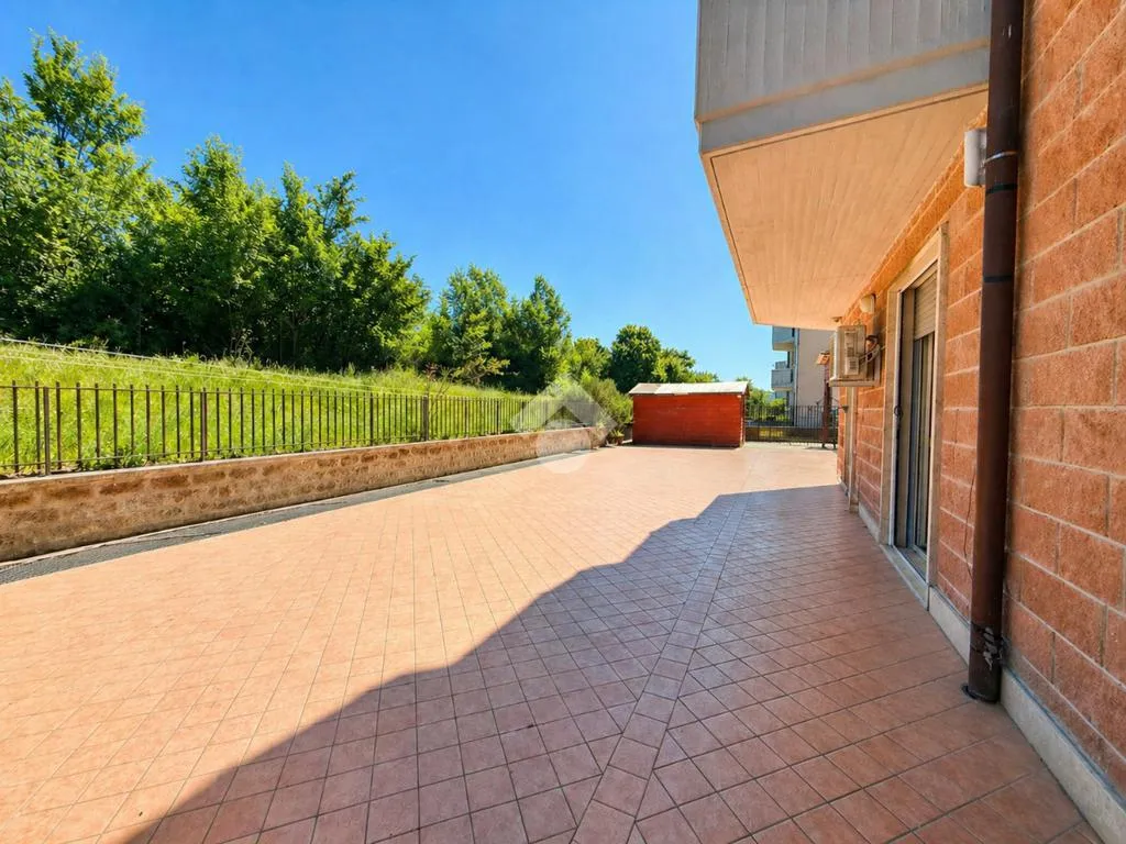 Terrasse - Ground Floor Apartment with Terrace in Orte
