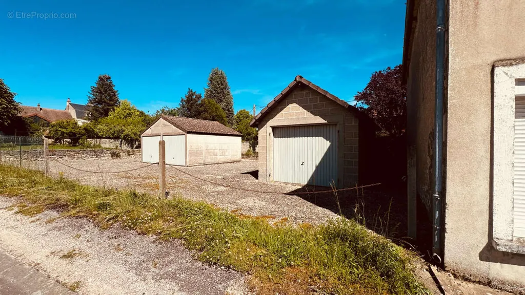 Välivaade - Three-Garage Complex in Mailly-le-Château