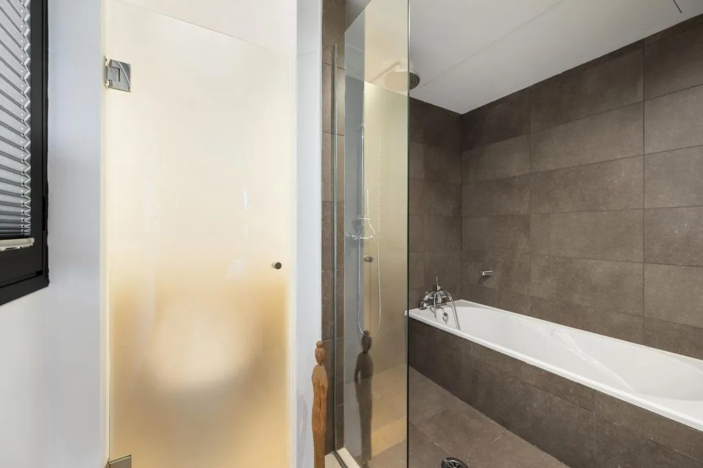 Bathrooms - Luxury Ground Floor Flat with Garden in Camp de Mar
