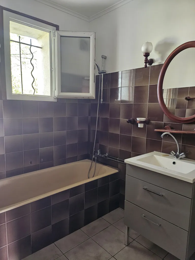 Salles de bain - Appartement T2 avec Terrasse en Campagne à Travaillan