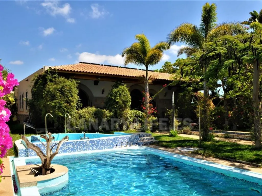 Piscine - Luxury Villa with Romanesque Features in San Bartolomé