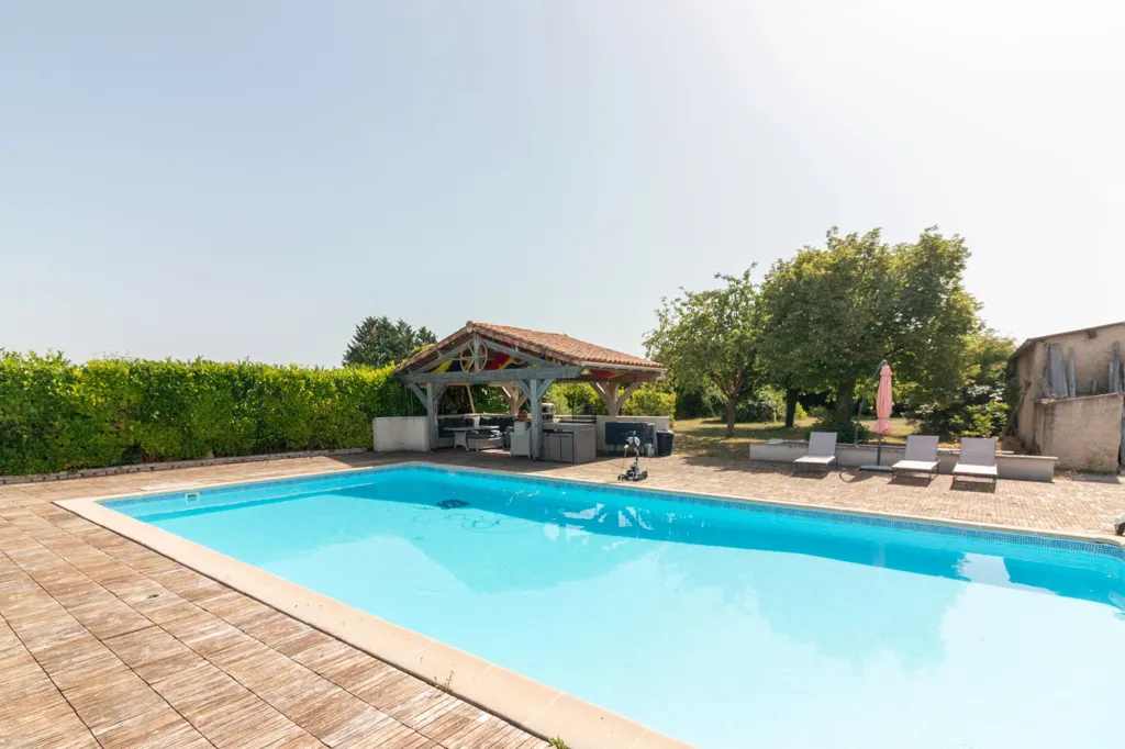 Piscine - Maison en Pierre avec Piscine en Périphérie de Jarnac