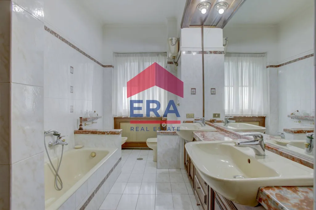 Salles de bain - Villa with 4.5-Hectare Park in Ardea