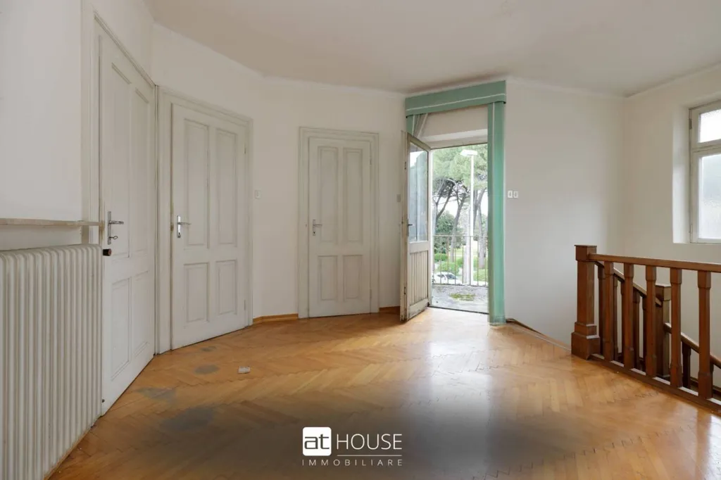 Esik - Historic Villa with Park View in Gorizia