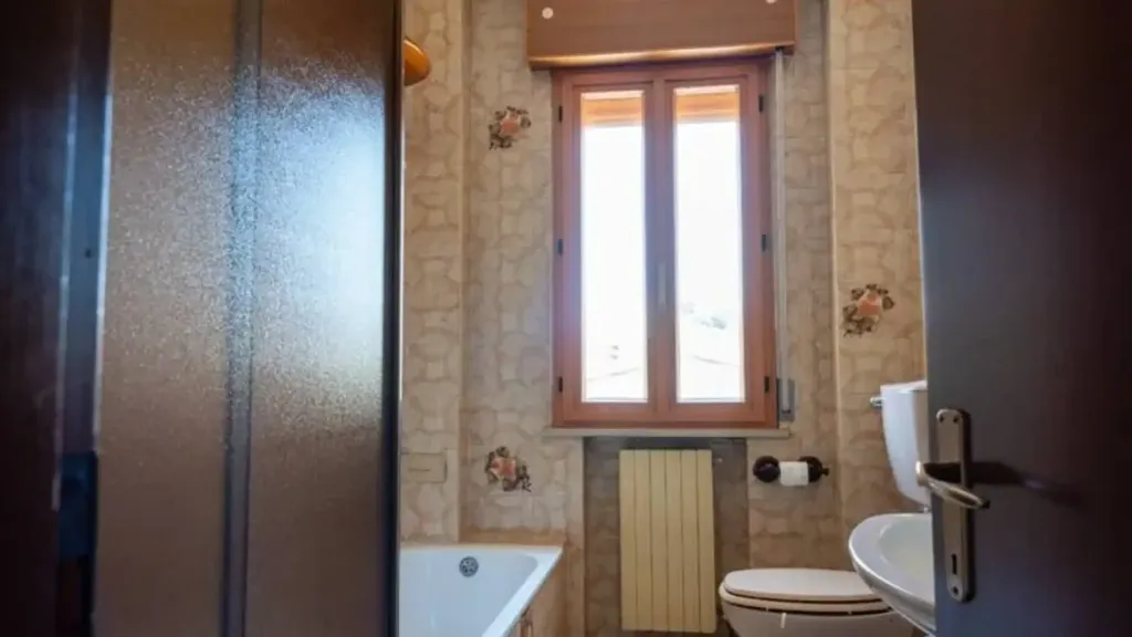 Bathrooms - Apartment with Recent Renovations in Finale Emilia