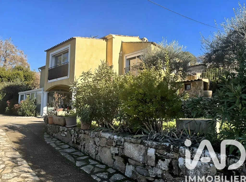 Extérieur - Maison Traditionnelle avec Piscine à Grasse