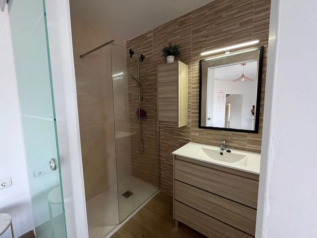 Bathrooms - Apartment with Sea View and Pool in Cala de Bou