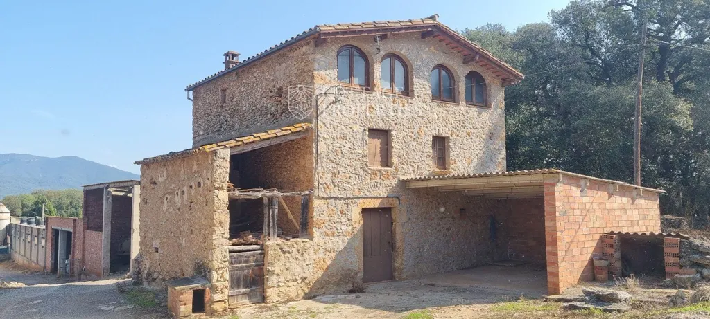 Välivaade - Historic Farmhouse with Renovation Potential in Serinyà