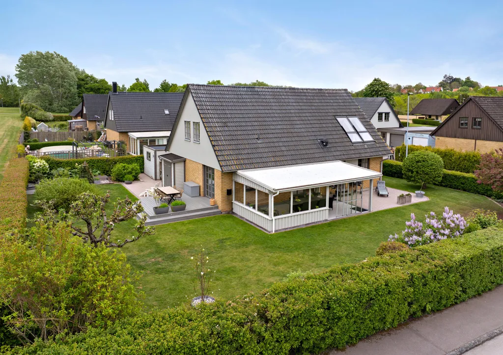 Õhuvaade - Corner Plot Villa with Garden in Västerdala