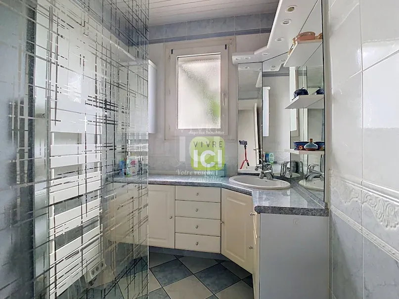 Salles de bain - Maison de 7 Pièces avec Piscine à Cholet