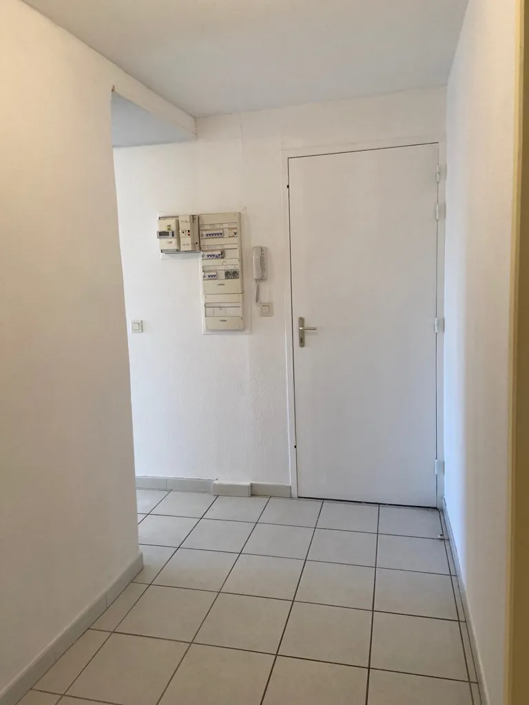 Entrée - Appartement Lumineux avec Parking Privé à Proximité des Commerces