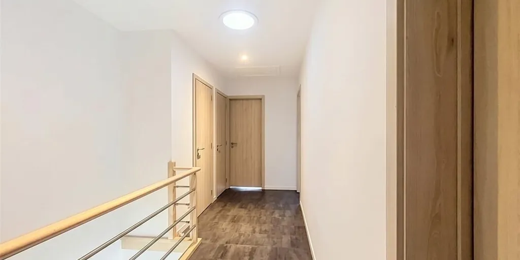Esik - Spacious 3-Bedroom Apartment with Terrace in Sint-Niklaas