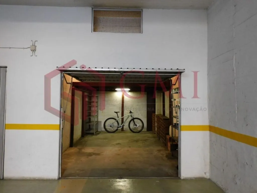 Garage - Luxury Flat with Private Box in Loures