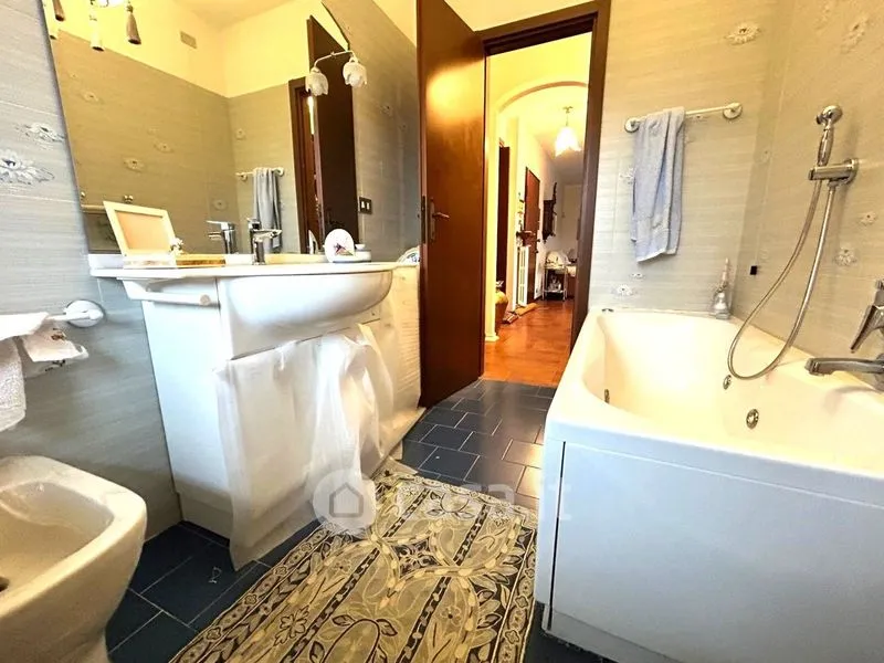 Salles de bain - Triplex with Double Garage in Varese