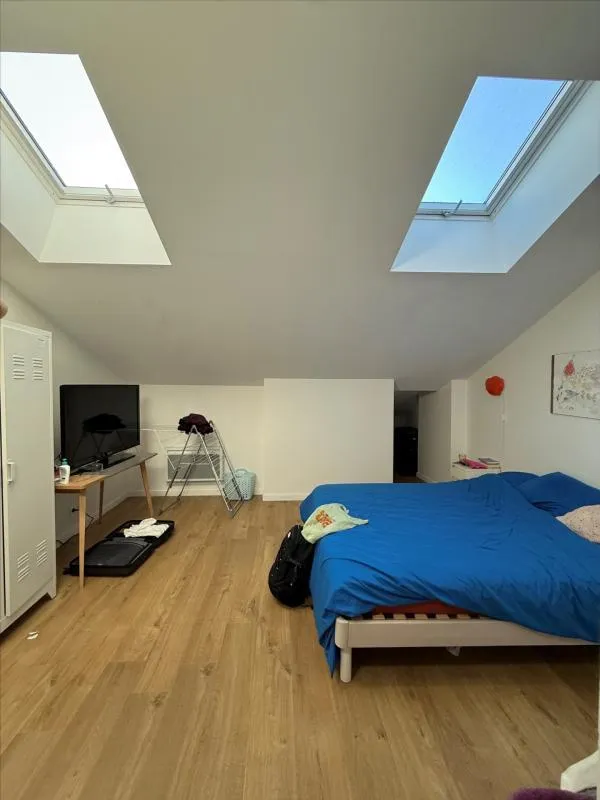 Chambres - Appartement Rénové en Dernier Étage à Nancy