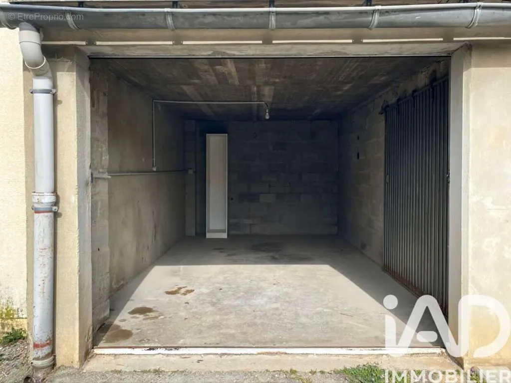 Garaaž - Garage with 15 m² Space in Romans-sur-Isère