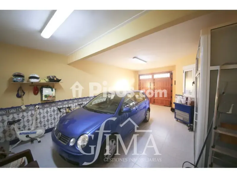 Garage - Spacious House with Pool in Tomelloso