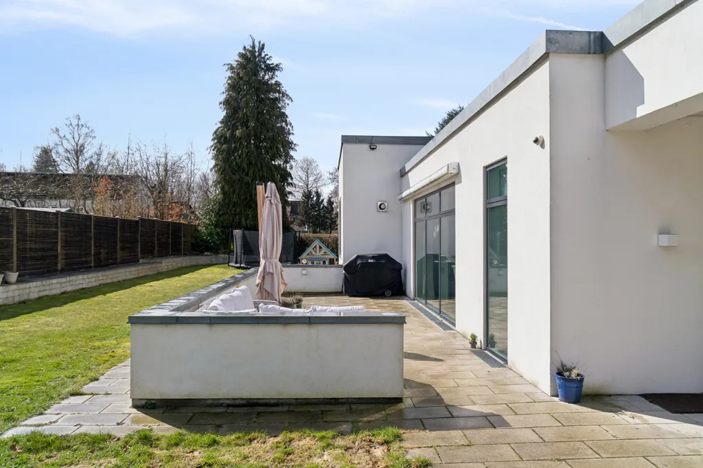 Jardin - Contemporary Villa with Garden in Gentofte