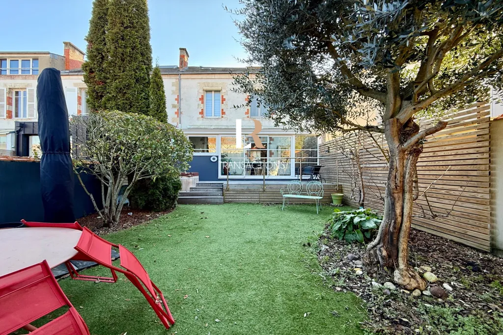 Character House with Jacuzzi in La Rochelle